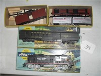 2 ATHEARN TRAINS AND 2 ATHEARN MODEL KITS