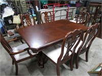 MAHOGANY DINING ROOM TABLE W/ 6 CHAIRS