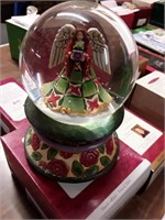 CHRISTMAS MUSICAL GLOBE