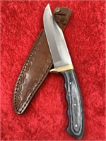 Hunting knife with brass guard, wood scales, leath