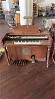 Vintage Hammond Organ