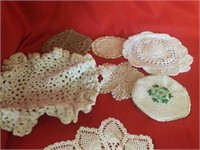 ASSORTMENT OF DOILIES AND RUNNERS, SOME ARE HAND