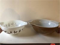 Pair of Pyrex bowls one white with chickens,