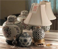 Blue delft style table lamp, (2) covered jard