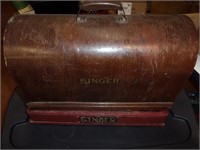 VINTAGE SINGER SEWING MACHINE WITH CASE