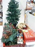 GROUP CHRISTMAS WITH TREE, GREENERY, TIN, DÉCOR