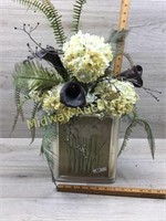 FLORAL ARRANGEMENT IN GLASS VASE WITH FLORAL DESIG