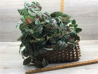 BASKET WITH VERIGATED GREENERY