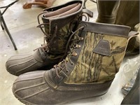 Camo hunting boots