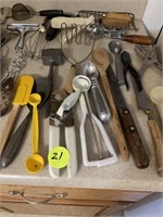 LOT OF MISC. KITCHEN UTENSILS