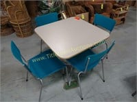 Table with 4 Chairs - Table Measures 32x32
