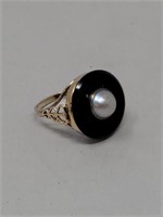 Ring tested 14kt gold onyx and pearl size 6.5 ,