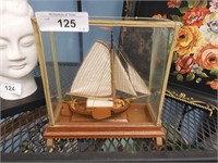 VINTAGE TALL SHIP MODEL IN GLASS CASE