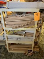 Single Plastic Shelf w/Wood Dowel Rods