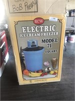 4 Quart Electric Ice Cream Freezer/Maker in Box