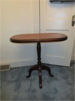 Queen Anne Style Pedestal Oval Side Table