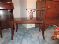 Set of 2 end tables