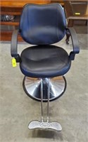 ADJUSTABLE HEIGHT SALON CHAIR