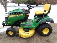 John Deere S240 Lawn Tractor