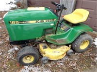 John Deere 165 Hydrostatic Lawn Tractor