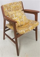 Vintage arm chair with 2 pillows