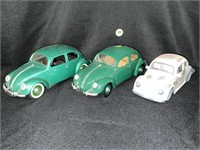 LOT OF 3 1:18 AND 1:24 SCALE DIE CAST VW BEETLES