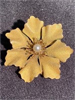 Vintage gold pin with pearl