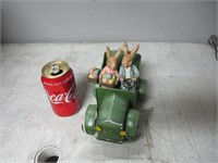 Couple de lapins avec voiture en métal