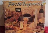 Pasta Express Gourmet Pasta Machine New Box! U7C