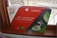 VIZIO 19" TV LED + HD W/ REMOTE IN BOX
