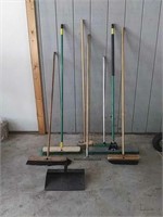 7x Brooms, Squeegee / Lobby Pan