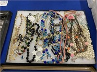 LOT OF WOMENS FASHION NECKLACES AND BRACELETS