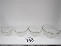 SET OF 4 PYREX GLASS MIXING BOWLS