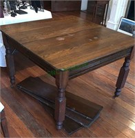Nice antique oak five leg dining table with three