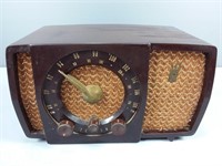 Vintage 1950's Zenith Bakelite Radio