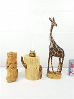 Objets décoratifs en bois dont raton laveur girafe