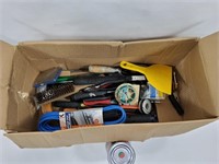 Boîte d'outils variés dont brosse ,spatule