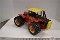 Scale Models  1/16 Scale Versatile 895 Tractor