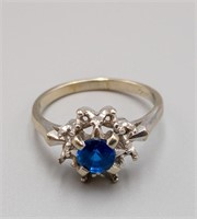 10 KT WHITE GOLD DIAMOND SET AND SAPPHIRE RING