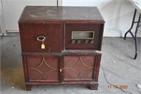 Vintage Capehart Record Player & Radio