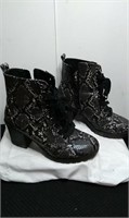 women's size 9 alligator looking material black