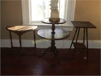 3 SMALL WOODEN TABLES AND 1 FIGURAL LAMP