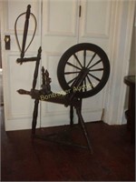 ANTIQUE WOODEN SPINNING WHEEL