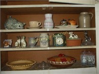KITCHEN DECORATIONS AND 2 PIE PLATES