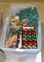 PLASTIC TOTE OF ORNAMENTS & CHRISTMAS DECORATIONS