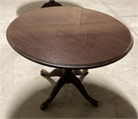 Round kitchen table
, cherry finish