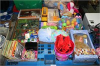 PALLET OF TOYS & EASTER DECORATIONS