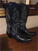 Ladies size 10 B Ariat black boots. Some wear to