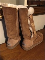 Ladies size 8 fur-lined Ugg Australia boots. One