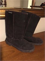 Ladies size 10 fur-lined bearpaw boots.
